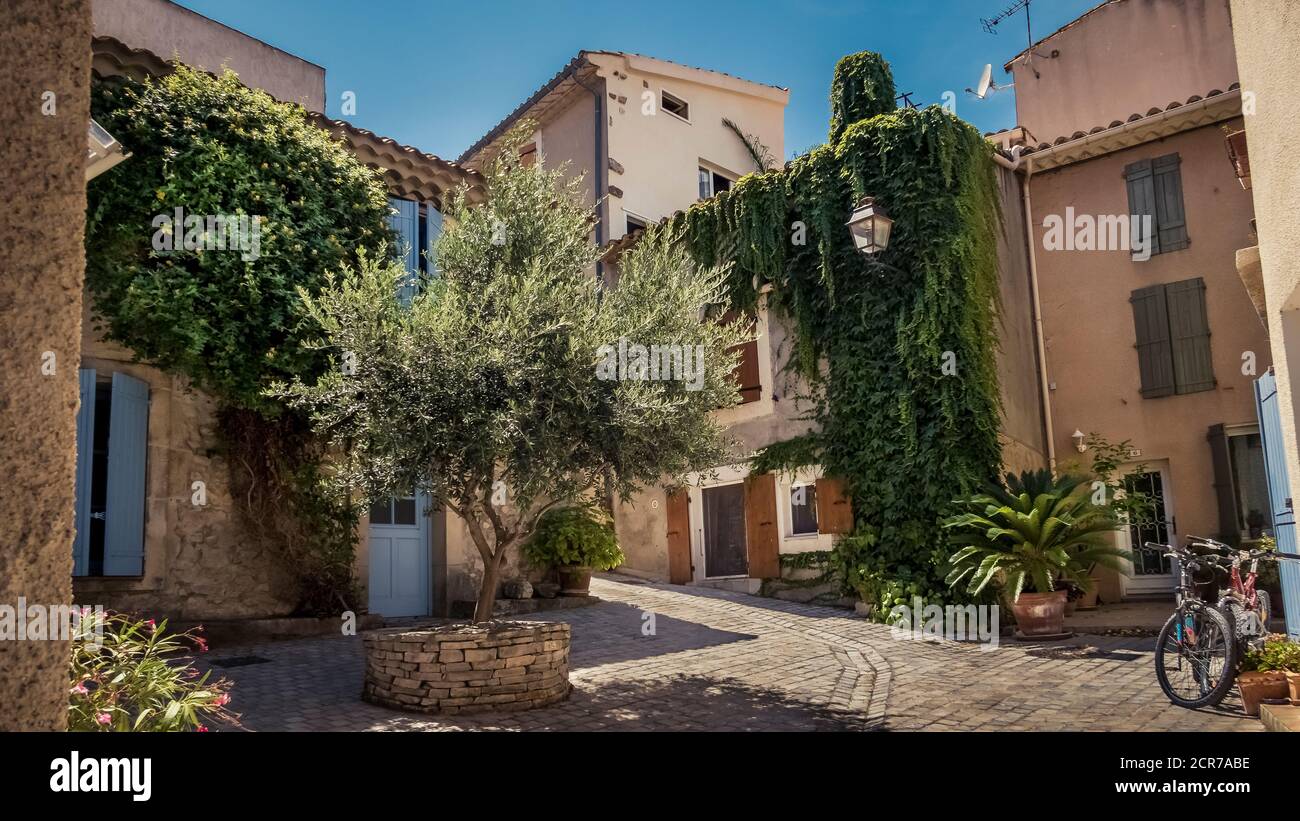 Centro del villaggio di Peyriac de Mer in estate Foto Stock