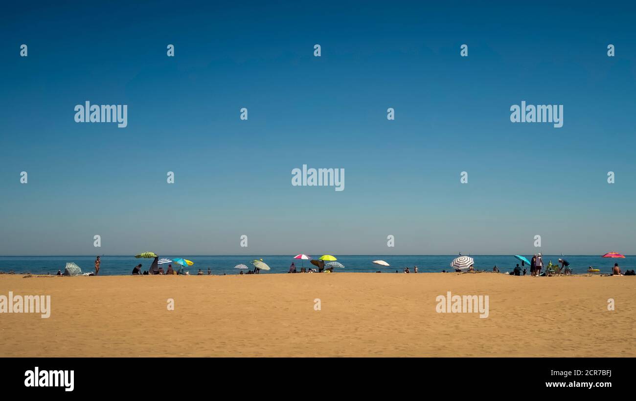 Turisti sulla spiaggia di Narbonne Plage in estate Foto Stock