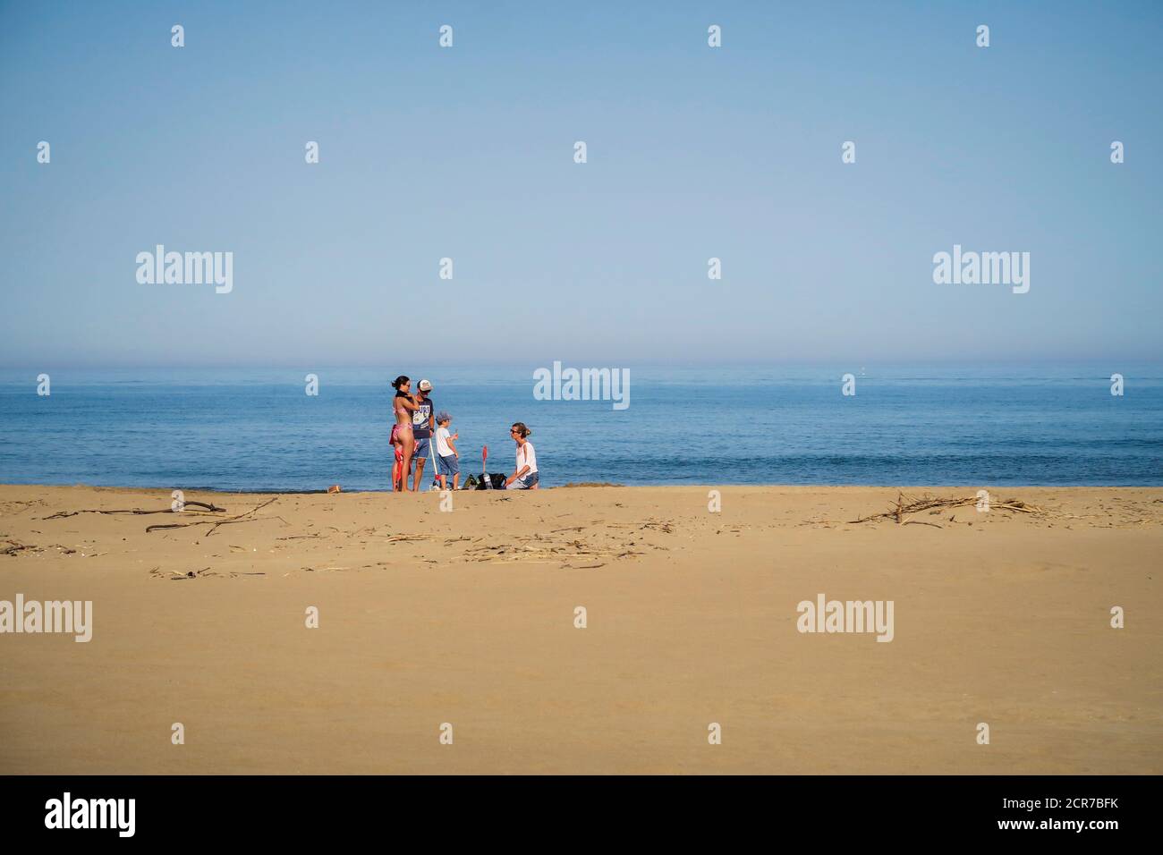 Famiglia sulla spiaggia a Narbonne Plage in estate Foto Stock