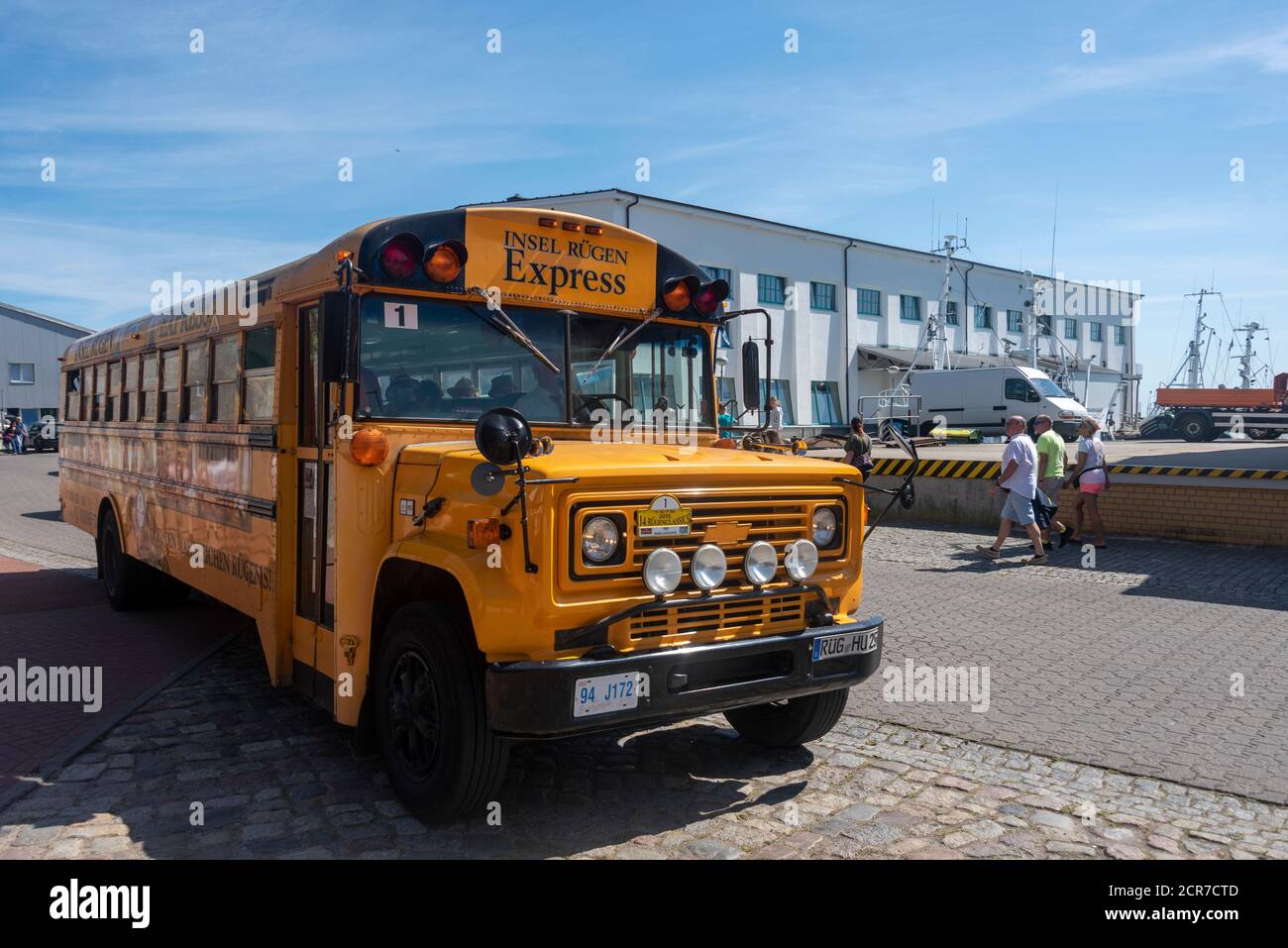 Germania, Meclemburgo-Pomerania occidentale, Sassnitz, autobus della vecchia scuola dagli Stati Uniti, oggi autobus turistico, isola Rügen Express, Mar Baltico Foto Stock