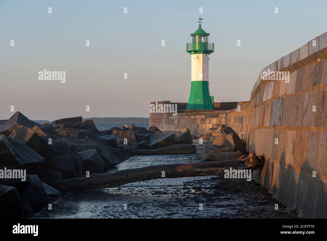 Germania, Meclemburgo-Pomerania occidentale, Sassnitz, faro all'uscita del porto di Sassnitz sull'isola di Ruegen, Mar Baltico Foto Stock