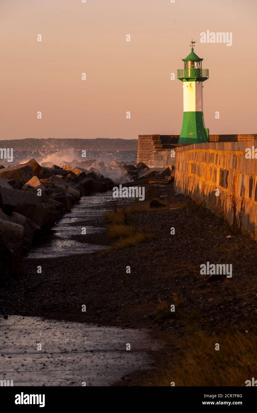 Germania, Meclemburgo-Pomerania occidentale, Sassnitz, faro all'uscita del porto di Sassnitz sull'isola di Ruegen, Mar Baltico Foto Stock