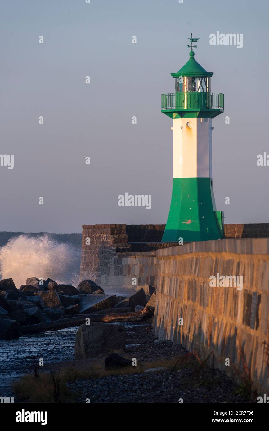 Germania, Meclemburgo-Pomerania occidentale, Sassnitz, faro all'uscita del porto di Sassnitz sull'isola di Ruegen, Mar Baltico Foto Stock