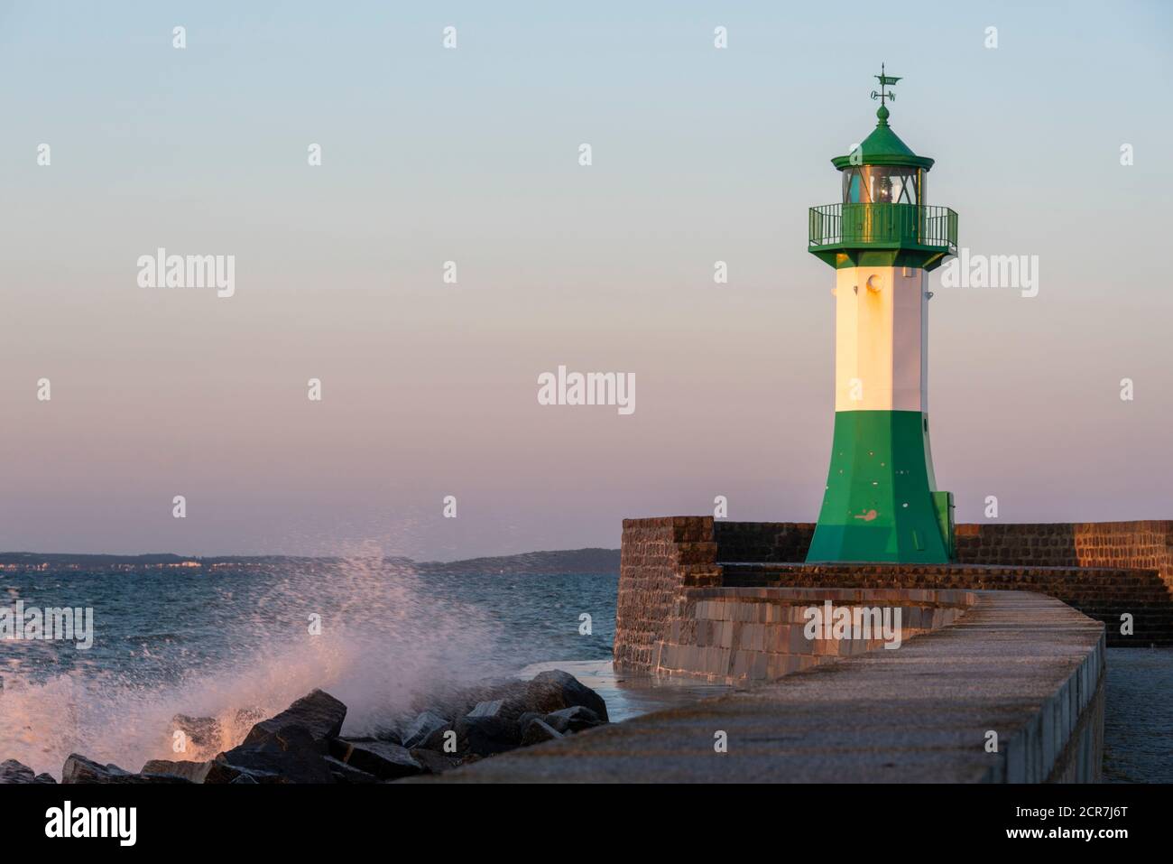 Germania, Meclemburgo-Pomerania occidentale, Sassnitz, faro all'uscita del porto di Sassnitz sull'isola di Ruegen, Mar Baltico Foto Stock