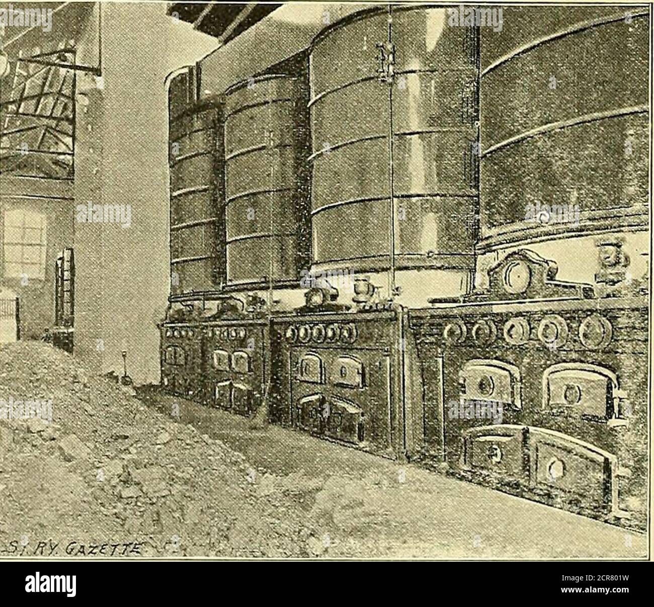 . Gazzetta ferroviaria elettrica . FIG. 4 – SALA CALDAIA. Toccato. Il sig. Birch è morto a 7 oclock, dare una descrizione del suo assassino. Fu in grado di raggiungere il 29 giugno 1895. VIA FERROVIA GAZETTE. 309 nuovo stabilimento della Westinghouse Electric & Manu-Facturing Company a East Pittsburg.-II CENTRALE ELETTRICA. La power house è una struttura in mattoni con dimensioni 206x 76 piedi. Il vapore viene generato in caldaie verticali Pierpoint a tubo d'acqua con una capacità complessiva di 2,500 hp. La sezione trasversale della centrale elettrica mostra la costruzione di Foto Stock