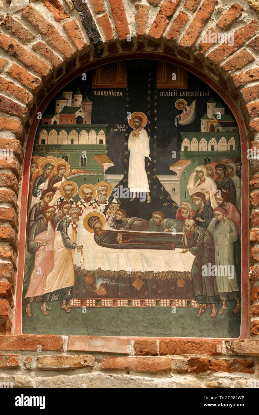 Chiesa ortodossa di Borzești Onești, Bacău, Romania. Dormizione della Madre di Dio - affresco esterno sopra l'ingresso. Foto Stock
