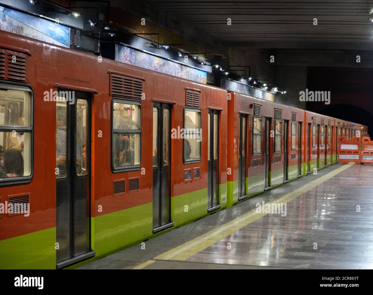 Piattaforma con il treno rosso e verde della metropolitana nella stazione in Città del Messico Foto Stock