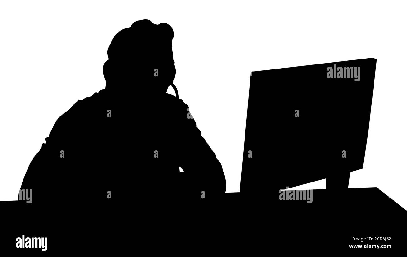 Silhouette giocatore giovane che ha una videochiamata su pc. Foto Stock