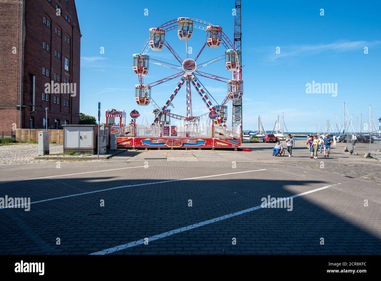 Germania, Meclemburgo-Pomerania occidentale, Stralsund, vecchio magazzino e ruota panoramica nel porto di Stralsund, Mar Baltico Foto Stock