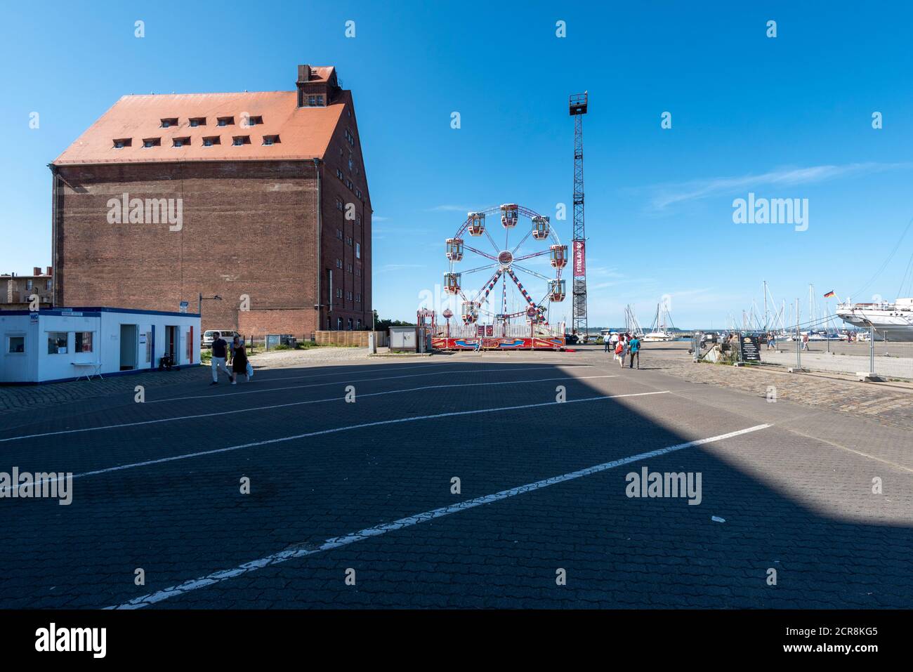 Germania, Meclemburgo-Pomerania occidentale, Stralsund, vecchio magazzino e ruota panoramica nel porto di Stralsund, Mar Baltico Foto Stock