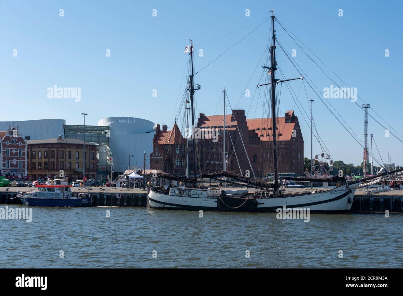Germania, Meclemburgo-Pomerania occidentale, Stralsund, barca a vela nel porto, Ozeaneum, memoria storica, Stralsund, Mar Baltico Foto Stock