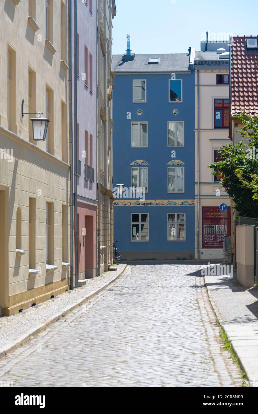 Germania, Meclemburgo-Pomerania occidentale, Stralsund, un vicolo con pietre storiche e case storiche nel centro storico di Stralsund, Mar Baltico Foto Stock