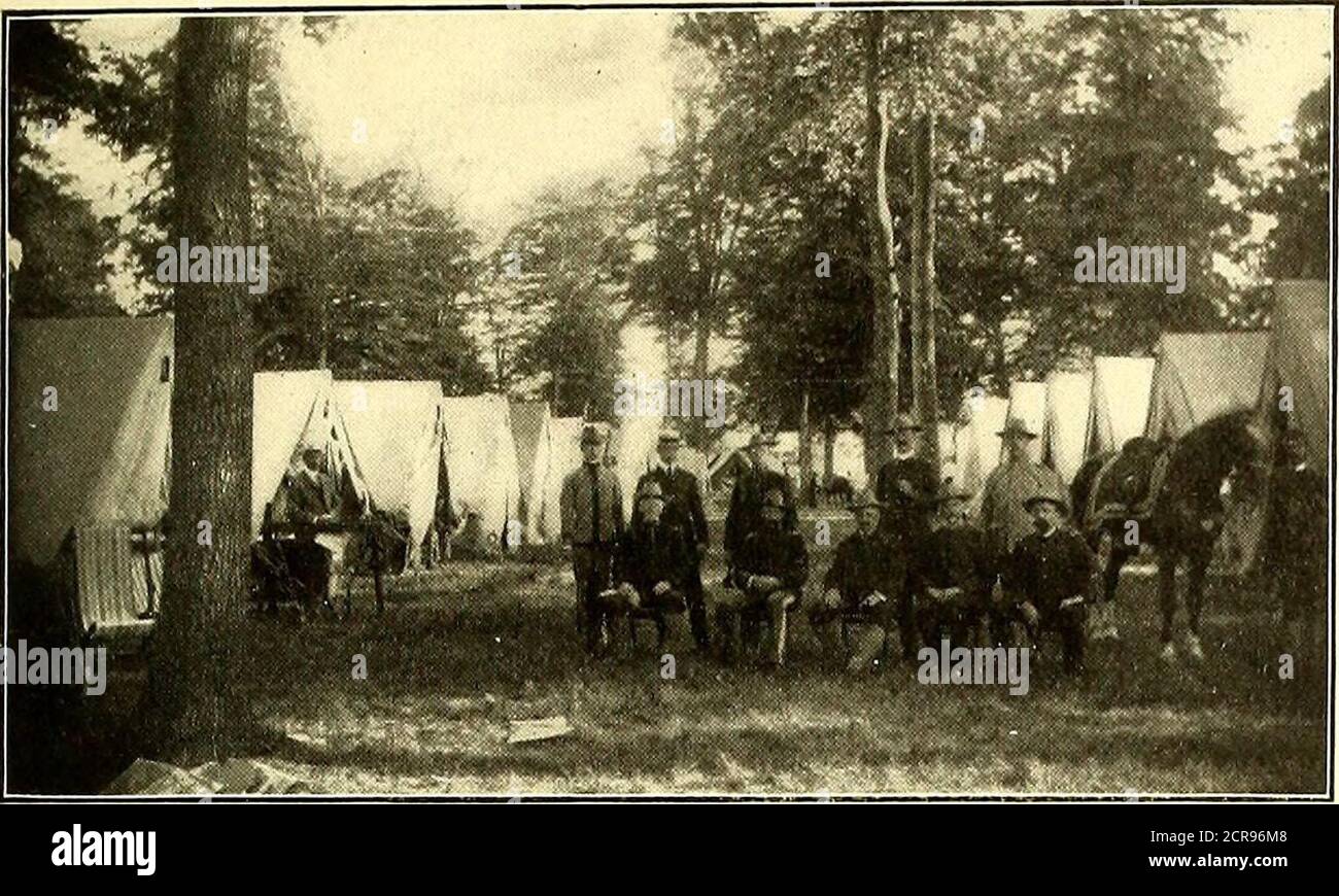 . Il giornale ferroviario di strada . s per 25 centesimi; naturalmente, i biglietti sono non intercambiabili. La società vende biglietti di andata e ritorno solo atticket uffici, che sono tenuti in tutte le città. Le automobili interur-ban non hanno registri tariffari, e biglietti duplex in contanti areused. In connessione con tutti i Columbus interurbans theompany vende i libri di chilometraggio, che sono trasferibili e afforda tasso di 1% centesimi per miglio. PLEASURE RESORTS come un percorso per il piacere e il traffico estivo poche strade godendo dei vantaggi di Columbus, Buckeye Lake & Newark.pittoresco paesaggio e villaggi pittoreschi segno la linea, un Foto Stock