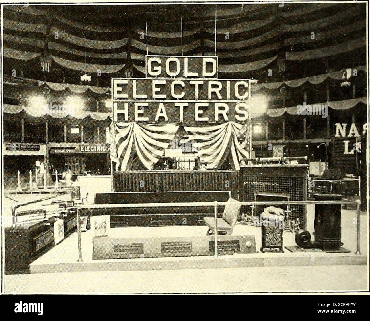 . Il giornale ferroviario di strada. ely senza calcestruzzo o supportof alcun genere tranne alle estremità. Questa campata aveva uno strain di rottura di 32,000 lb. Sono stati mostrati anche vari campioni delle aziende usuali e specializzi di condotto. Una cabina di maggior gusto e attraente è stata allestita dalla SafetyInsulated Wire & Cable Company di New York. Qui tutti i visitatori sono stati accolti perfettamente, e qualcosa del business companysenorme è stato spiegato loro. Sono stati mostrati alcuni campionidi cavi particolarmente interessanti, tra cui tratti di cavo utilizzati nelle Isole Filippine, Cuba e PortoRico Foto Stock