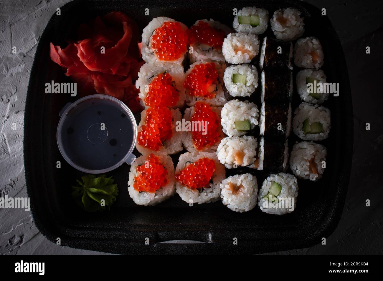 Sushi con zenzero, wasabi e salsa in contenitore nero Foto Stock