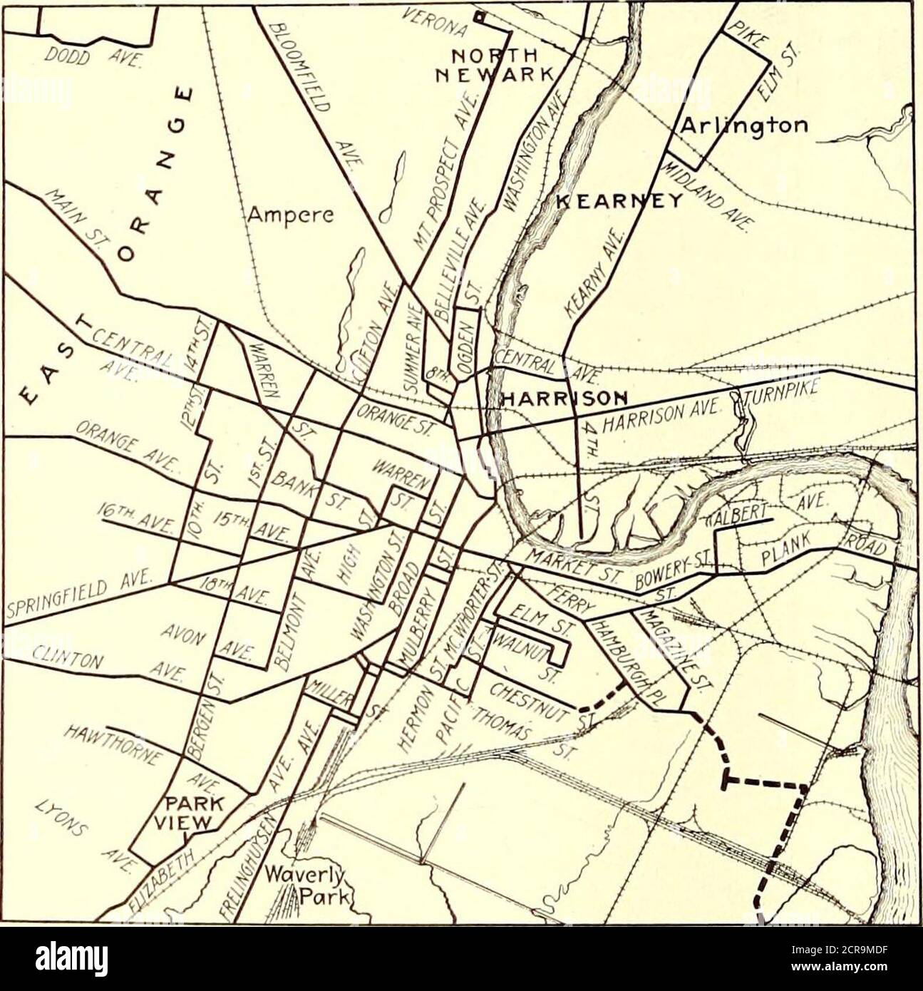 . Giornale ferroviario elettrico . s about12mila uomini. La sua posizione è indicata nell'angolo in basso a destra della mappa allegata come ultima di una nuova estensione delle linee esistenti della ferrovia di servizio pubblico. Altri due cantieri navali influenti sono quelli della Foundation COM-pany e della Federal Shipbuilding Corporation, entrambi situati sulla stretta lingua di terra tra i fiumi Passaic e Hackensack alla testa di Newark Bay. Questi impianti si trovano vicino alla LincolnHighway, sulla quale passano le compagnie ferroviarie a doppio binario per Jersey City. Più di due-tredsdei dipendenti del Submarin Foto Stock