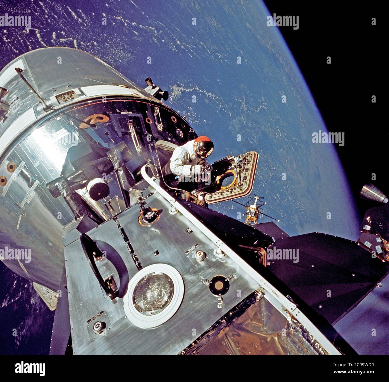 Vista del agganciato Apollo 9 di comando e di moduli di servizio (CSM) e il modulo lunare (LM), durante l'astronauta David R. Scott's stand-up attività extravehicular (EVA), il giorno 4 Apollo 9 missione Foto Stock