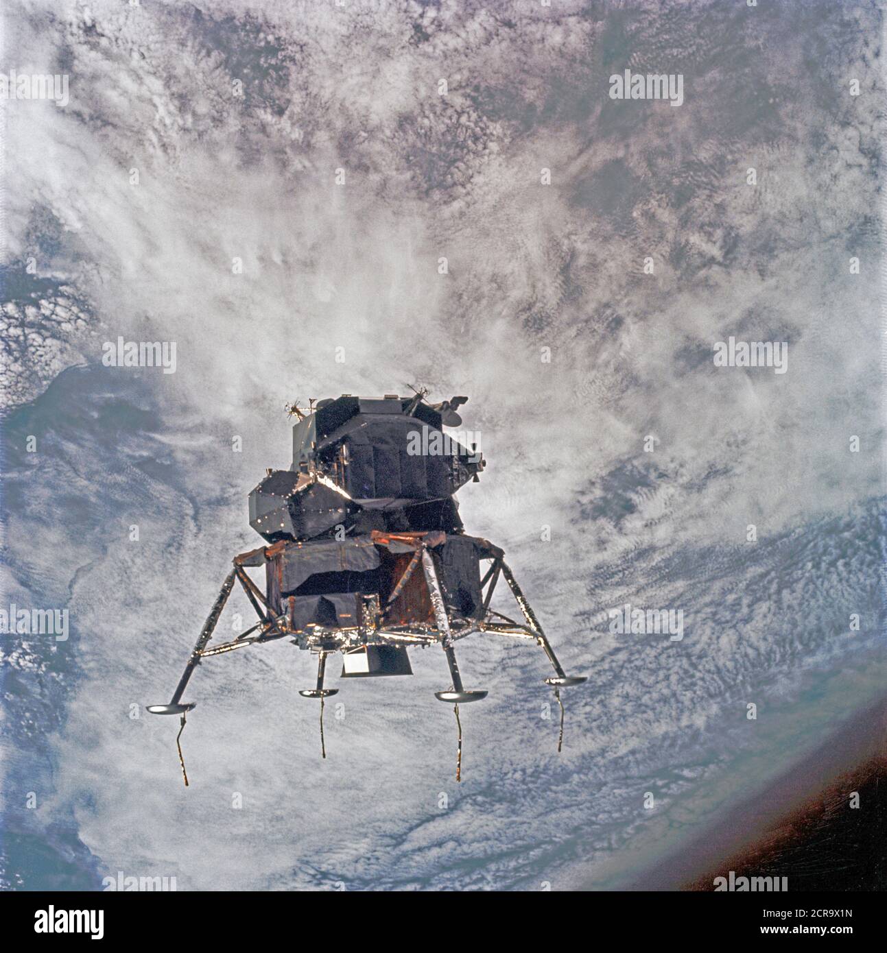 Apollo 9 Modulo Lunare, Spider, in un atterraggio lunare di configurazione, come fotografato dal comando e moduli di servizio al quinto giorno di Apollo 9 con terra di missione orbitale. Foto Stock