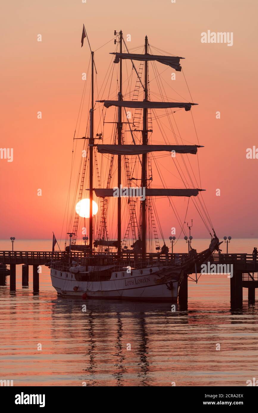 Germania, Meclemburgo-Pomerania occidentale, Ostseebad Binz, molo, nave a vela Loth Loriën, alba Foto Stock