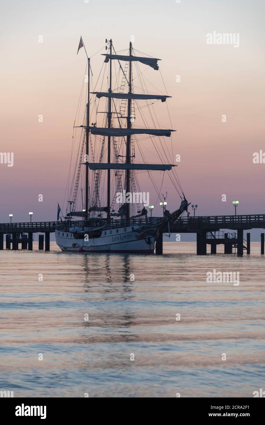 Germania, Meclemburgo-Pomerania occidentale, Ostseebad Binz, molo, nave a vela Loth Loriën, poco prima dell'alba Foto Stock