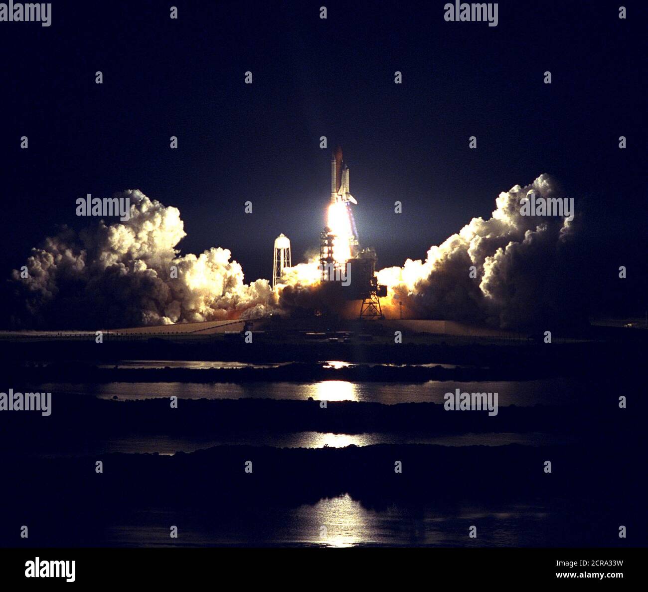 Lo Space Shuttle Atlantis sfolgora attraverso il cielo notturno per iniziare la STS-86 missione, slated per essere il settimo di nove porti di scalo previsto della navetta spaziale con il russo della stazione spaziale Mir. Foto Stock