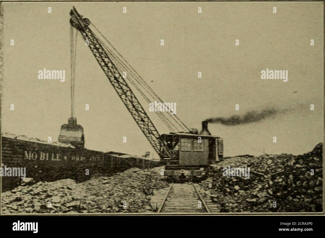 . Ingegneria della manutenzione ferroviaria, con note sulla costruzione . supposto. Nelle loro conclusioni da prove sul theathering del carbone Prof. S. W. Parr e W. F. Wheeler Stato:* carbone del tipo trovato in Illinois e Stati vicini è notaffected seriamente duiing immagazzinaggio quando soltanto il cambiamento nel peso e nella potenza di riscaldamento di lossesin sono considerati. I cambiamenti di peso maj^ sono entrambi. Fig. 148.-stoccaggio del carbone con Clam Shell. (Dodge.) guadagni o perdite di pro^al^ly mai oltre il 2 per cento in un periodo di un anno. Il valore di riscaldamento diminuisce più rapidamente durante la settimana fii-st dopo l'estrazione e continua t Foto Stock