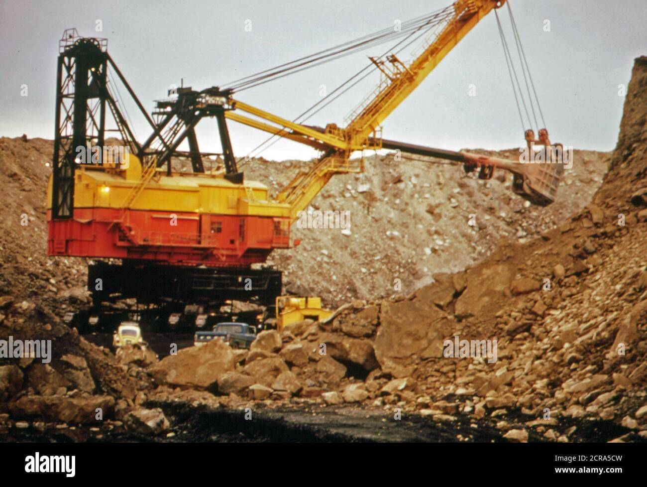 Una grande Pala scava verso una linea di giunzione di carbone Off Route 800, nota la sua dimensione in confronto alla vettura dal battistrada della macchina. 10/1973 - Sewellsville, Belmont County, Ohio Foto Stock