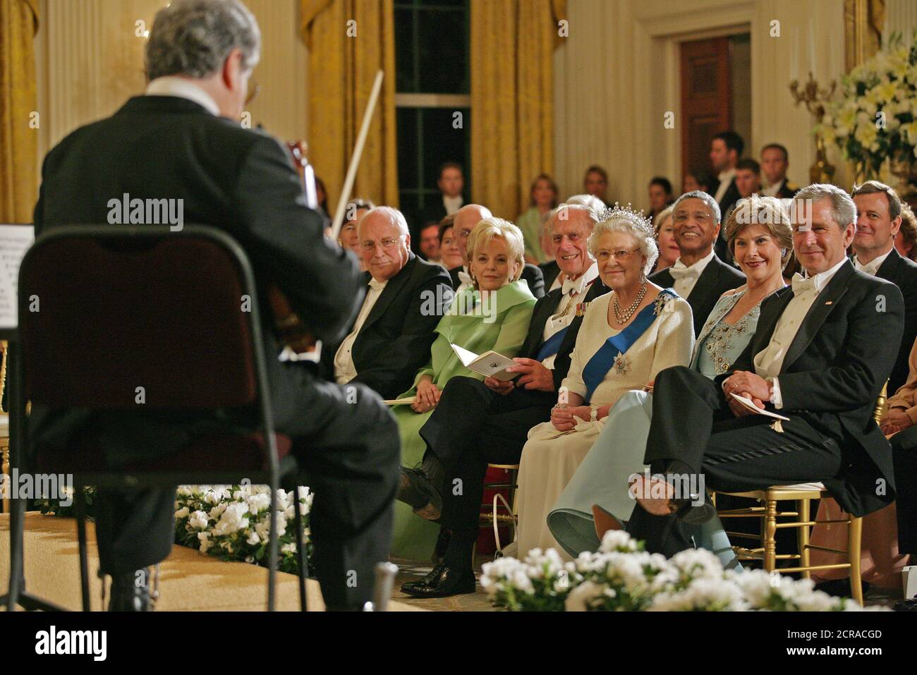 Il violinista Itzhak Perlman suona durante la porzione di intrattenimento della casa bianca membro la cena in onore di Sua Maestà la Regina Elisabetta II Foto Stock