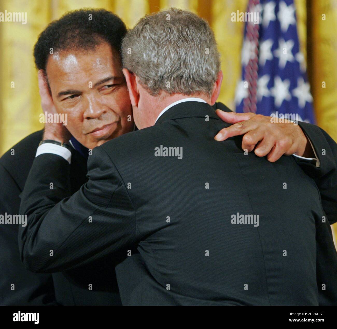 Muhammad Ali e moglie Lonnie. Il Presidente George W Bush introduce il 2005 destinatari della medaglia presidenziale della libertà, mercoledì, nov. 9, 2005 nella Sala Est della Casa Bianca. Foto Stock