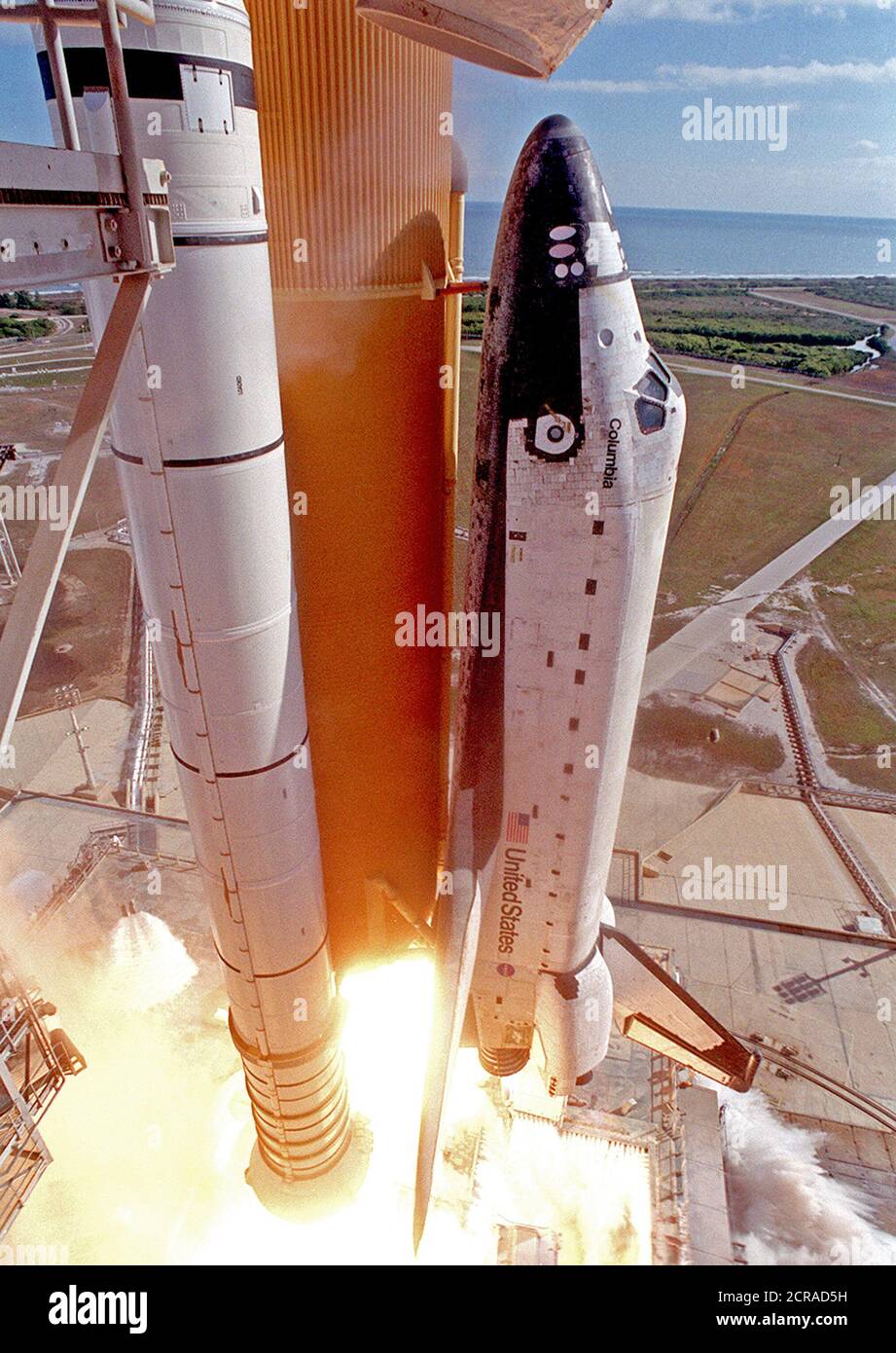 Un close-up telecamera vista mostra lo Space Shuttle Columbia come si solleva dal Launch Pad 39A sulla missione STS-107. Si è verificato un lancio in programma alle 10:39 EST. Foto Stock