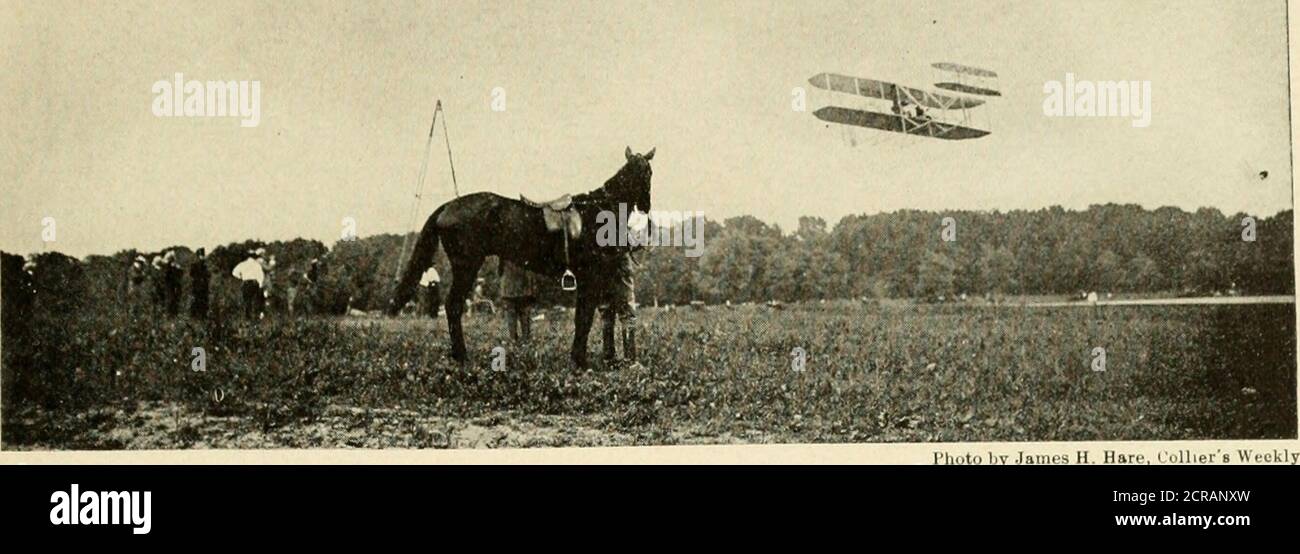 . Libro del blu reale . TEST DI ORVILLE WRIGHT A FORT MYER. Ihuo di James H. Hare, Colliers Weekly•CHE PORTA FUORI IL CAMPO NAZIONALE DELL'AVIAZIONE DEGLI UCCELLI, COLLEGE PARK, MD.. OHVILLE WRIGHT FLVINCi A FORT MYER disponibile per i nostri scopi. Wilbur Wrightwent là fuori e lo ha esaminato e approvedit come paese adatto per volare. Quello che proponiamo di fare lì in primo luogo è di impegnarsi in alcuni test preliminari, in modo che i nostri uomini saranno in grado di operare la themachine. Quanto tempo sarà richiesto toteach loro non posso dire. I due uomini che vengono istruiti per primi sono Liuts. Frank R.Lahm e B. D. Foulois. Preoccupazione Foto Stock