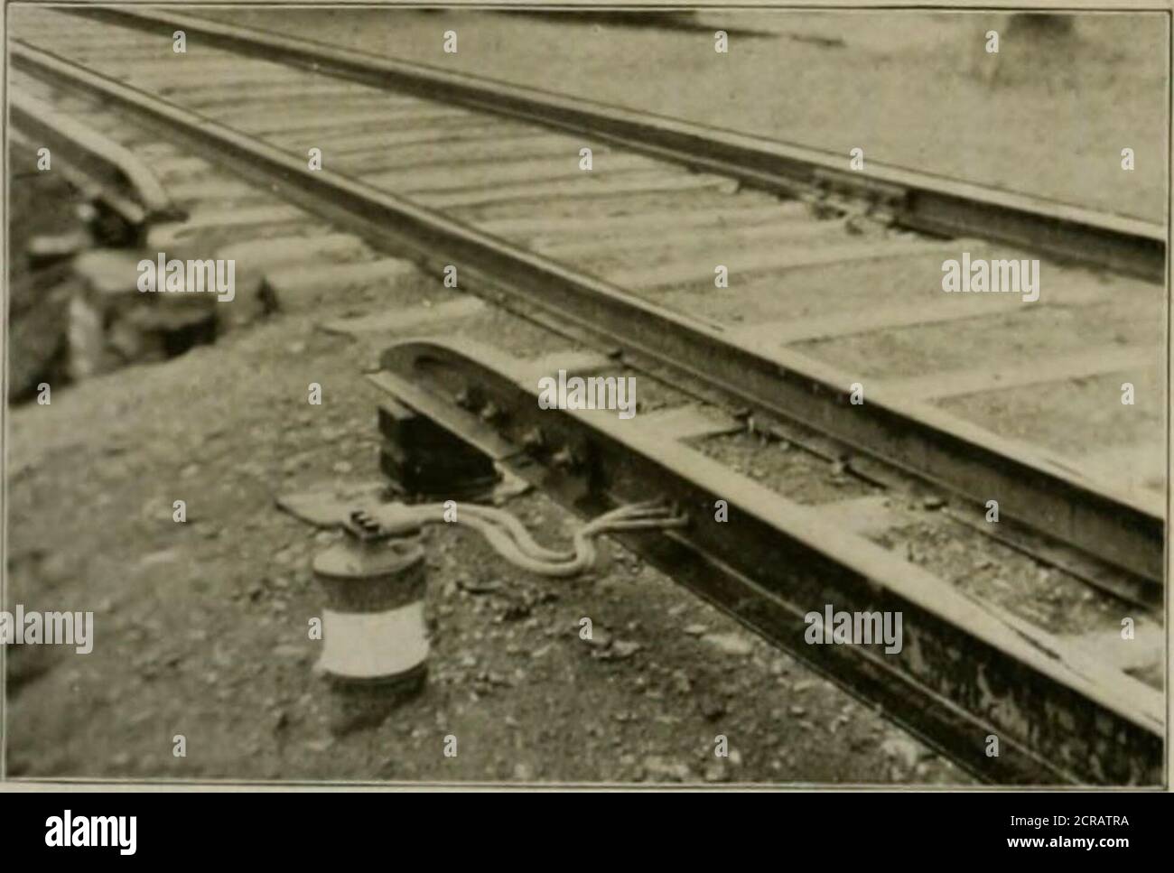 . La revisione della ferrovia di strada . rillili l!.M, .^IIOE-I.dWKRKU. Per ciascuna delle turbine l.ooh-p. è un 750-kw. General ElectricTrifase, J5-cycle, generatore a 12,000 volt per l'alimentazione ferroviaria. KliUKK CONNKCTIO.N A SFH-STATIi )N. corrente per tre sottostazioni. Oltre a questi per la ferrovia pur-pose sono due 200-kw. 600 volt, corrente continua, collegato direttamente I.NTKUMH n|.- .VI.IJA.VV .v.- llrl>Sl IN macchine IMIWKK STATIO.V. che possono essere in linea. Due turbine indipendenti 53OTn • ^W ss g TIIKI l!.l[. SIIOK-RAIS Foto Stock