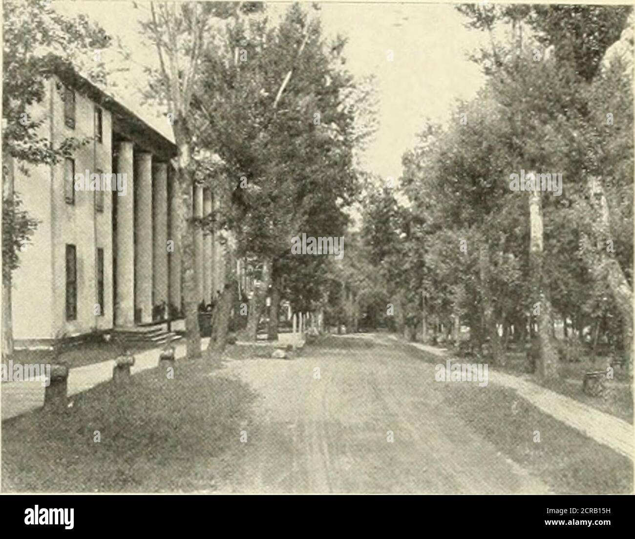 . Il libro del blu reale. Le montagne per passare l'estate, ed è raggiunto viathe Baltimore & Ohio Railroad, viaCapon, W. va i venti prevalenti ovest, coniinu asthey fanno dalla cima dello stagno- AlKiihiniis.give all'aria un fresco, dr&gt; tVcshiuss .nulcrispness singolarly-inatini; e li-ivotable. Oltre ad essere un resort piu' attrattivo, e' uno dei resort piu' grandiosi ed estetici in questo paese, e maniare gli uomini e le donne che devono il sollievo dalla sofferenza, dalla salute e dalla forza di theirir, a Capon Springs. La Th&, Capon Spring, che iv è un'acqua alcalinelitea, è una delle 1h st nudicin Foto Stock