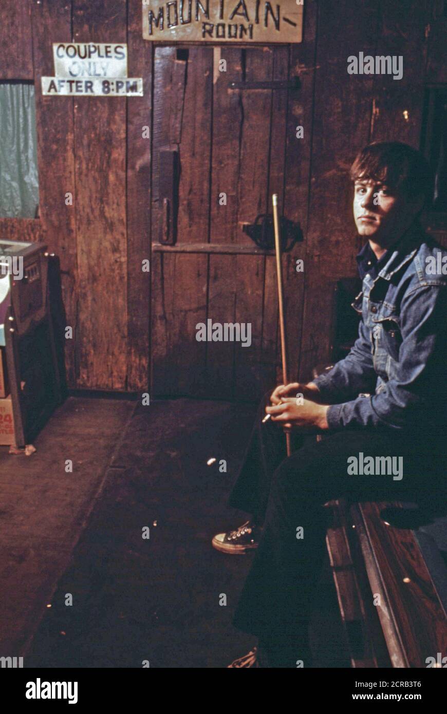 Robert Johnson, 18, si siede su un tavolo da biliardo in un giunto di birra in Clothier, West Virginia. Aprile 1974 Foto Stock