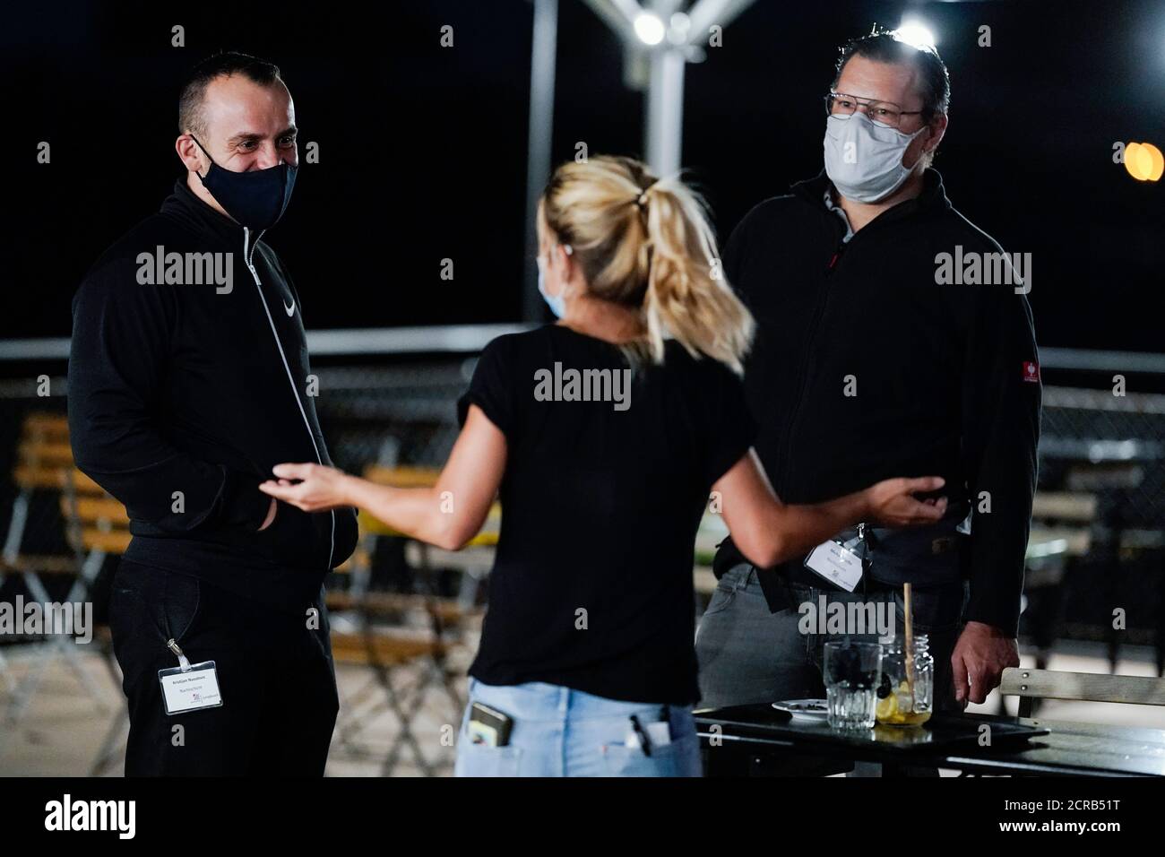 Mannheim, Germania. 18 Settembre 2020. Kristijan Nuculovic (l) e Michael Geiße (r), dipendenti del progetto 'Night SHIFT' creato dall'associazione di supporto Gemeinschaftszentrum Jungbusch, parlano con la cameriera in un bar nel quartiere di Jungbusch. Nel quartiere del partito di Jungbusch, gli interessi dei residenti, dei ristoratori e dei partygoers si scontrano. Il "Nachtschicht" ha lo scopo di prevenire e disinnescare i conflitti. (A dpa-KORR di 20.09.2020) credito: Uwe Anspach/dpa/Alamy Live News Foto Stock