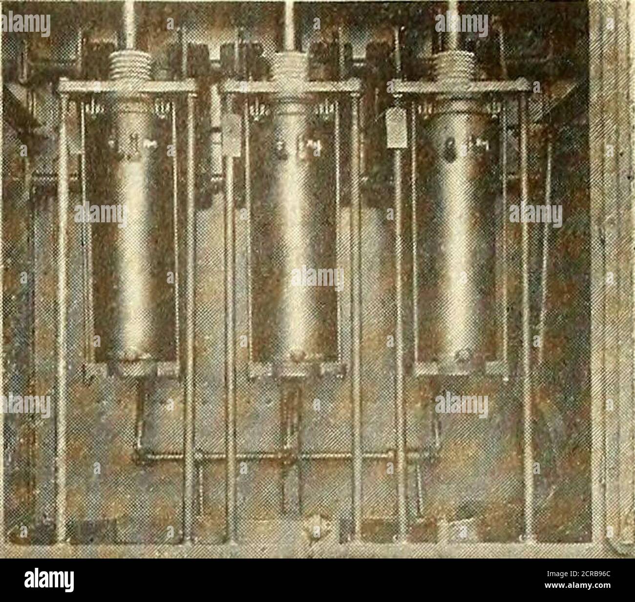 . Giornale ferroviario elettrico . FIG. 1- -ESTREMITÀ DEL TRASFORMATORE E COLLEGAMENTI AD ALTA TENSIONE. FIG. SOTTOSTAZIONE PORTATILE NELLA SOTTOSTAZIONE DI OPERATIONAT HILLSIDE. FIG. 3 – VISTA DELLA più grande sottostazione portatile DELL'INTERRUTTORE AUTOMATICO DELL'OLIO YetProduced Long Island Railroads da 1500 kW. Sottostazione portatile utilizzata in parallelo con PermanentSubstations per aiutare con ExcessveLoads o come sottostazione separata da B. H. Lytle Power Department, Westinghouse Electric &Manufacturing- Company IL possesso di una sottostazione portatile pone una strada nella posizione invidiabile di essere in grado di renderpraticamente immediato soccorso o assistenza a o Foto Stock