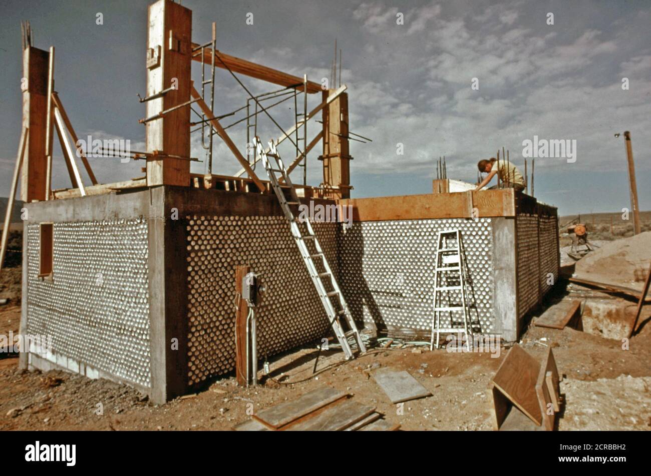 L'esterno di un impianto sperimentale di tutti in alluminio e birra analcolica può alloggiare in costruzione vicino a Taos, Nuovo Messico. 1973 ca Foto Stock