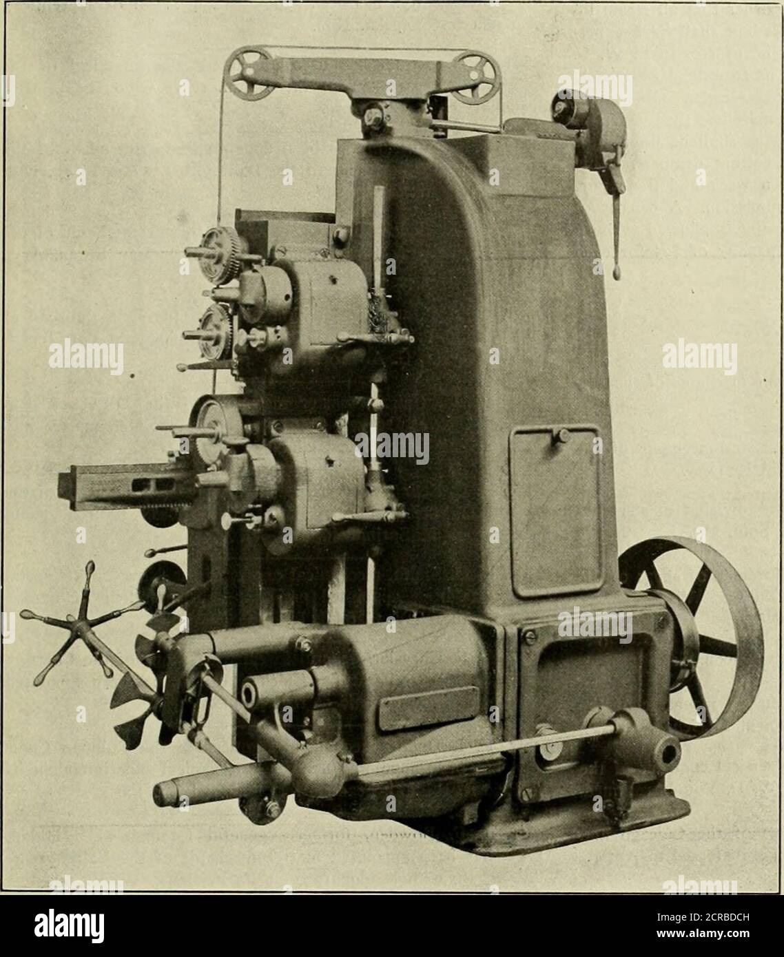 . Il tecnico americano e il giornale ferroviario sono cinque, sono ottenuti girando la ruota pilota A, ogni raggio indicando un wtiichis di velocità innestato solo quando quel raggio è in una posizione verticale. Il freno ad azione rapida viene azionato anche sollevando questa leva. I cambi di testa sono controllati dalla leva C che ha tre posizioni. I movimenti di queste leve sono tutti interbloccanti, tomake conflitto tra loro impossibile. L'innesto dellefrizioni positive nel riduttore di testa può essere effettuato solo quando il freno è inserito, e il freno non può essere ri-affittato fino a quando il cambio desiderato ha Foto Stock