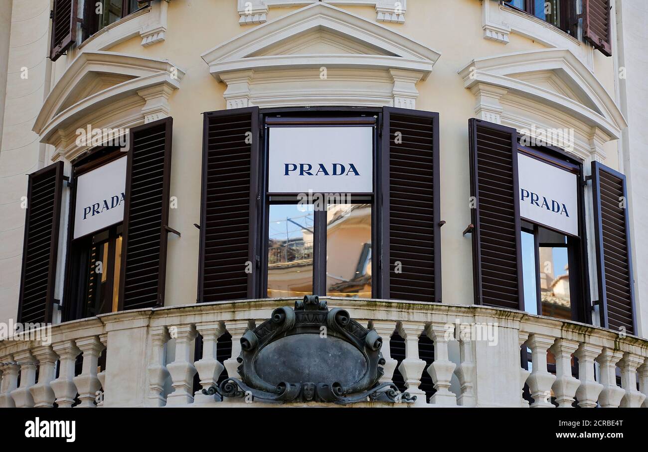 Un negozio Prada è visto nel centro di Roma, Italia 10 febbraio 2016.  REUTERS/Tony gentile Foto stock - Alamy