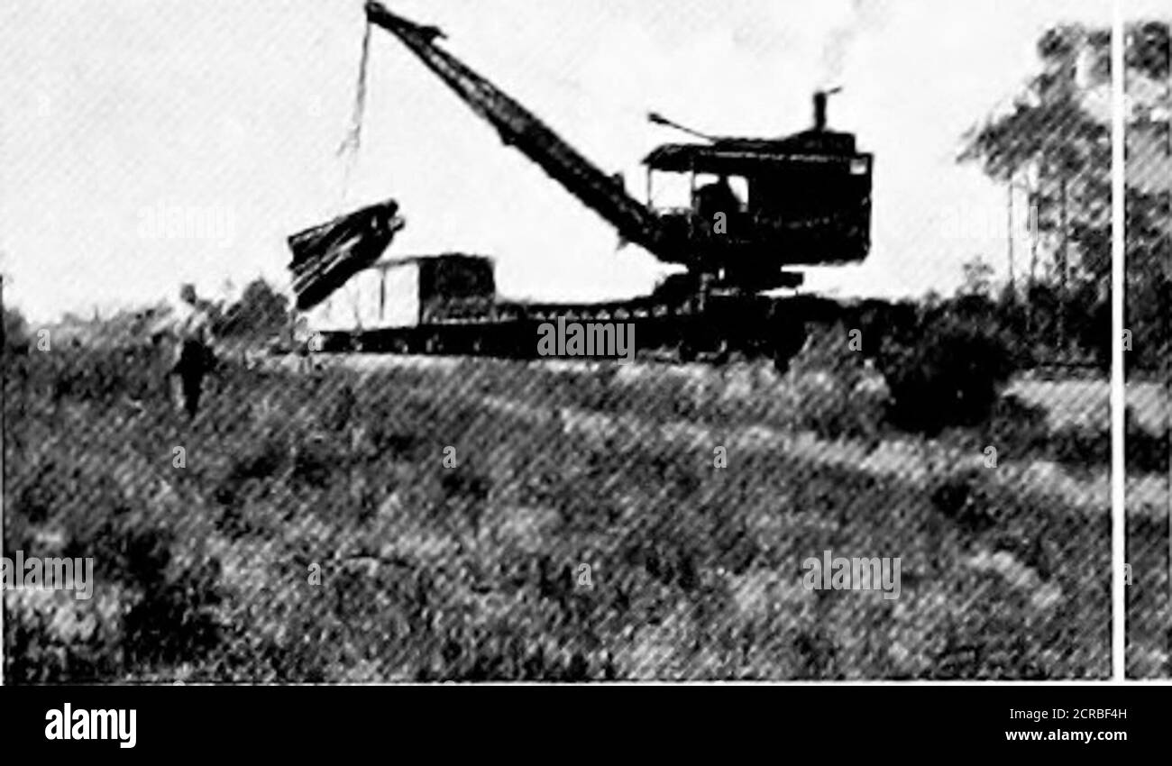 . Costruzione di una ferrovia; un manuale dedicato ad un nuovo, rapido ed economico metodo di esecuzione di ogni operazione, dal livellamento del diritto di strada allo zavorramento e alla manutenzione del binario. Vedere prontamente i segnali per la puntatura mentre le rotaie sono scaricate. Le due vetture successive tocar su cui vengono prima scaricati i set di macchine, quando vengono tagliati i vuoti. L'americano può viaggiare sulle vetture piane sulle sezioni di pista portatili, ma non al massimo vantaggio in questo lavoro con le sezioni di pista usate per il punto di destra-di-strada. Nel ditching non fa differenza dove le rotaie lambiscono, poichè la sporcizia può bededepositarsi qualsiasi plac Foto Stock