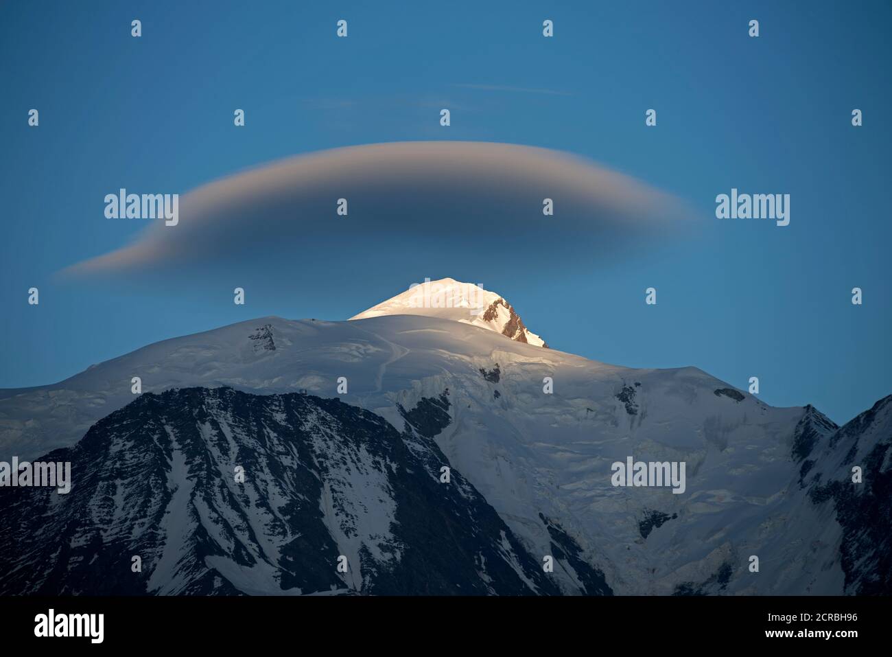 Francia, alta Savoia, Alpi, nube lenticolare sul Monte Bianco (4807 m) Foto Stock