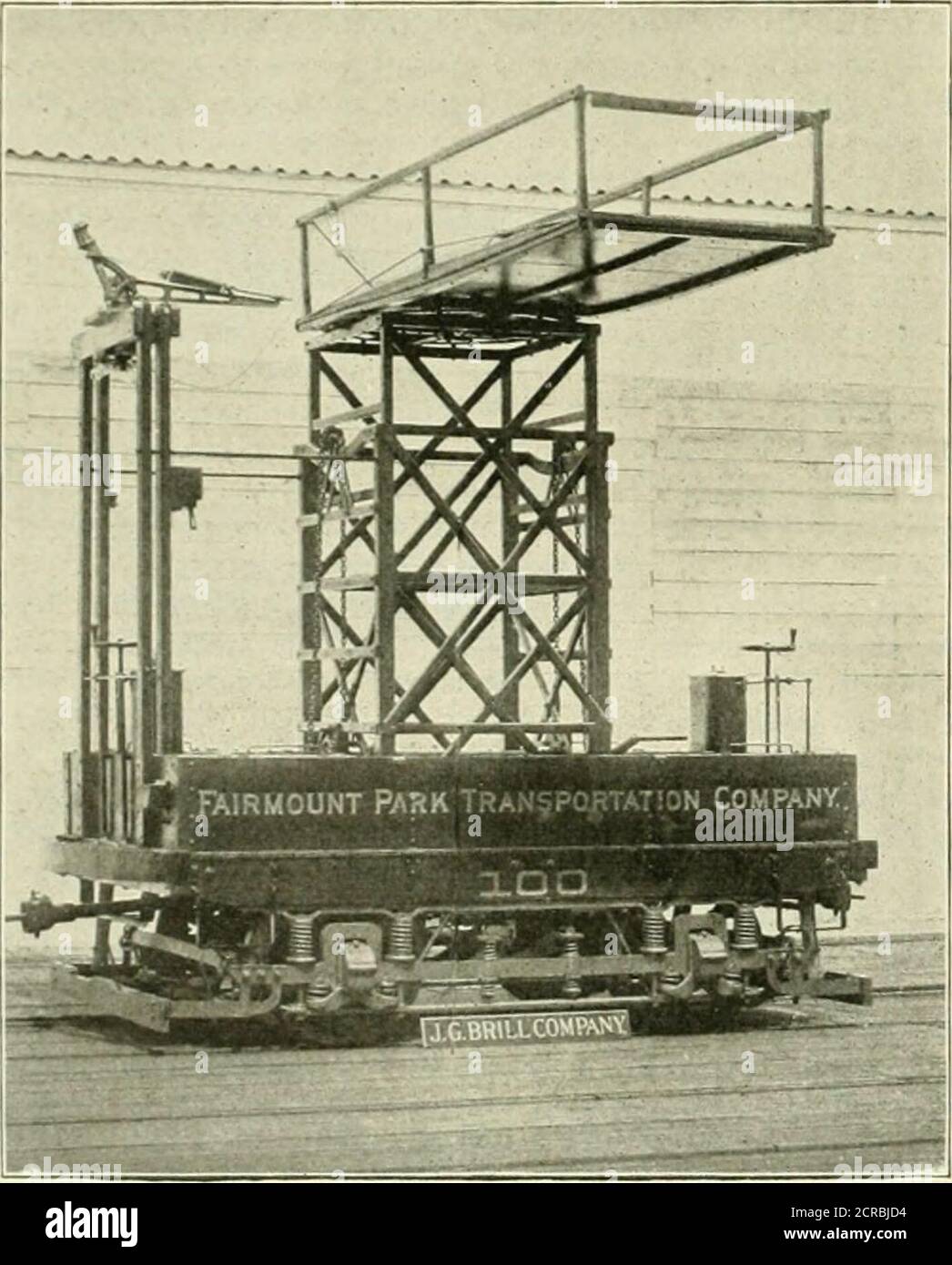 . La rassegna della ferrovia di strada . AUTO DELLA TORRE Y. Il carrello, mostrato in figura, era stato riaffollato da theJ. G. Brill Company per Fairmount Park TransportationCompany. Filadelfia. La strada è peculiare per il fatto che lungo il suo percorso ci sono delle carreggiate areno in modo che il solito carrello si aggonasse fuori dal progetto sia per lavori di costruzione che di riparazione. La carrozzeria è montata su un carrello 4 ruote n° 7 Urill con ruote da 33 pollici e due AV. P. IIO motori. Il carter ruota è 6-ft. E il gage è 5 ft. 2% pollici Il corpo della vettura è di 12 piedi. Oltre la soglia finale.-; anil 6 piedi. larghezza 10 poll. Le uccisioni sono circa 9 poll. dee Foto Stock