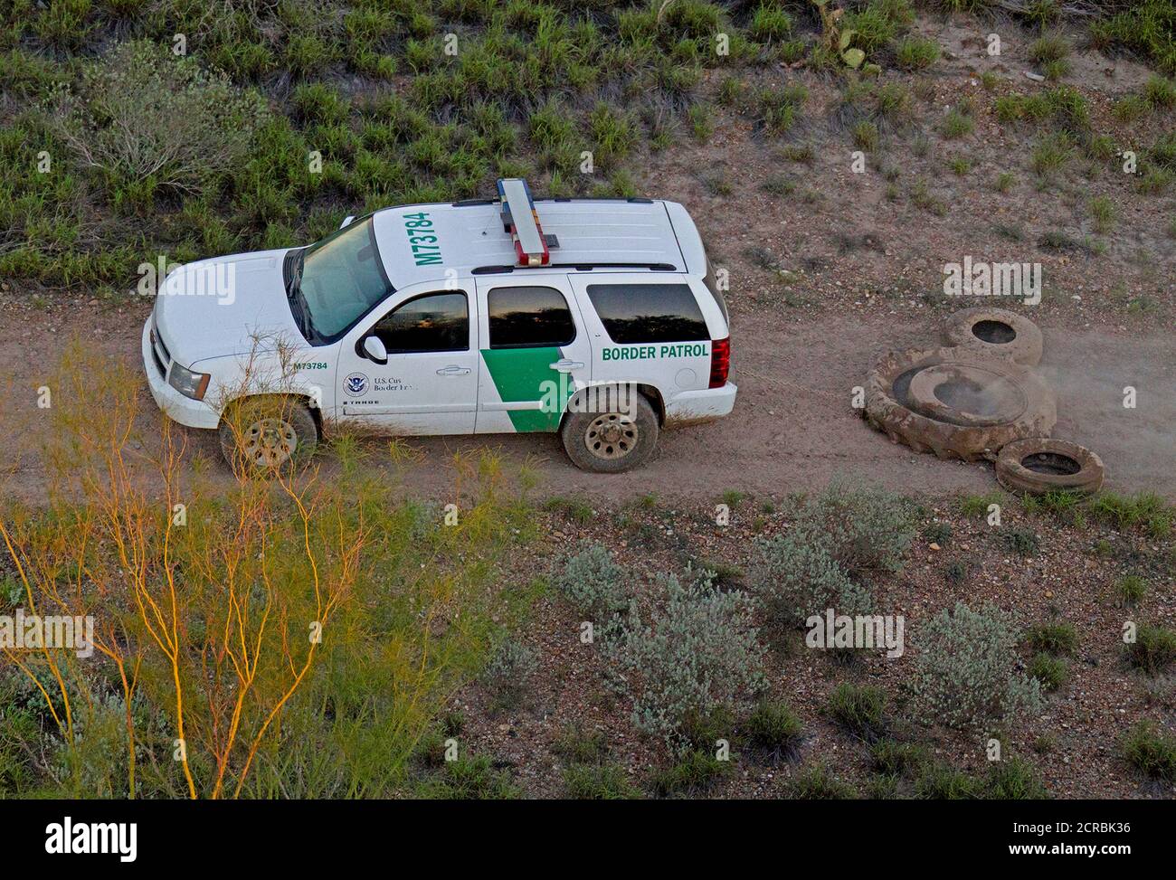 South Texas McAllen delle antenne di pattuglia di confine che coprono le vie trascinando pneumatici sul lato posteriore della Pattuglia di Confine veicolo. Foto Stock