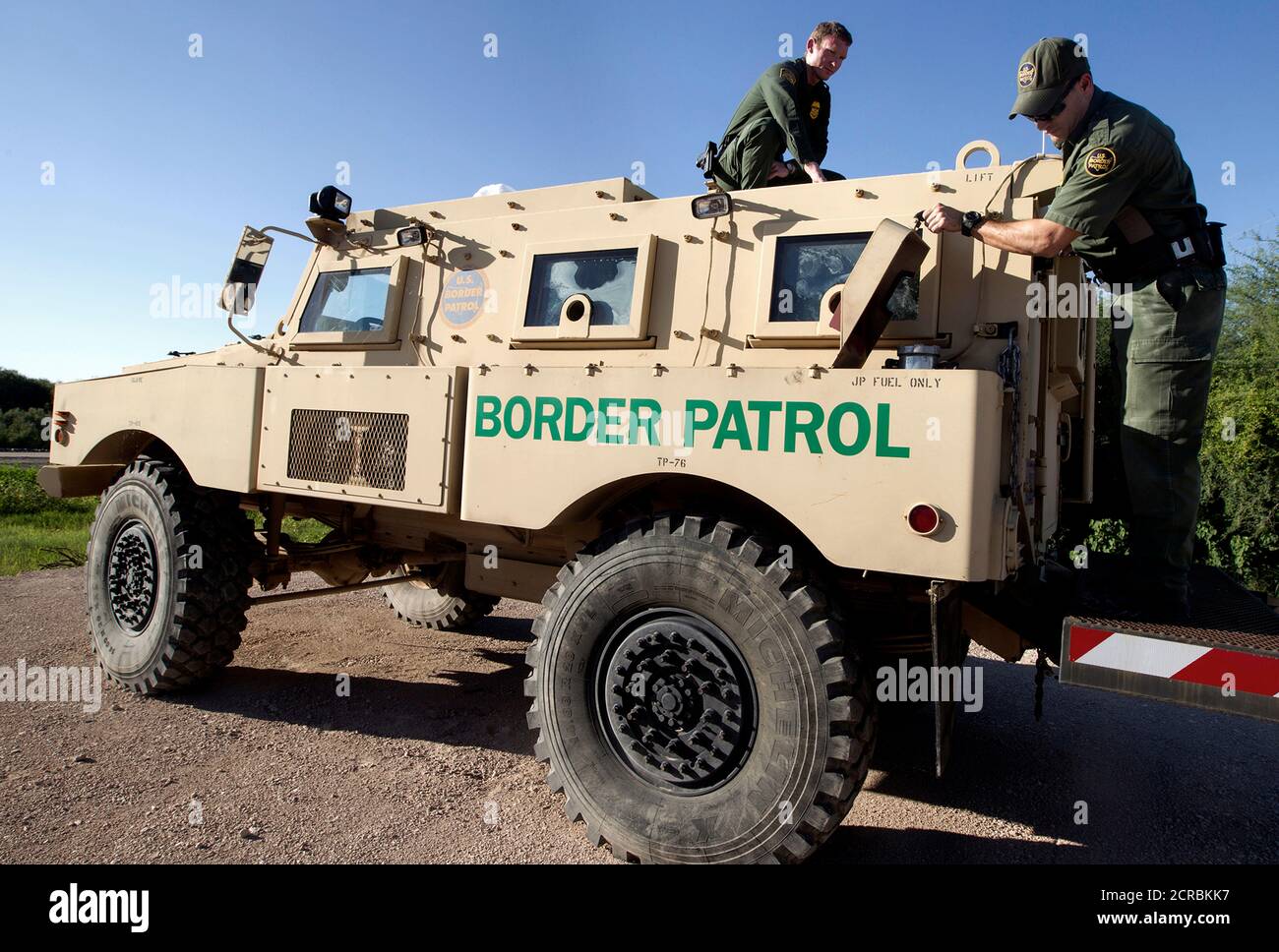 Pattuglia di Confine agenti condurre un controllo delle operazioni su una mina resistente imboscata protetto (MRAP) veicolo sulla South Texas confine. MRAPs può essere utilizzato per il rischio elevato di operazioni criminali e durante le emergenze, come uragani. Foto Stock