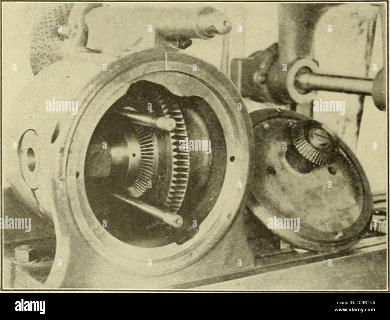 . Ingegnere americano e giornale ferroviario . SHOWIXG DIMENSIONE COMPARATIVA DELLA RUOTA ELICOIDALE. Indicizzazione ferenziale da lavoro cilindrico a quella che richiede l'impostazione angolare del mandrino nel piano verticale. Affinché l'applicazione dell'indice differenziale possa essere universale, è necessario che esso sia reso disponibile per l'uso su scanalature elicoidali o a spirale, come ad esempio ingranaggi a spirale. Thishas è stato realizzato nel modo seguente: Il principio su cui opera il sistema differenziale di indicizzazione, rende necessario avere il mandrino e la piastra indicizzata così collegati mediante cambio a ingranaggi Foto Stock