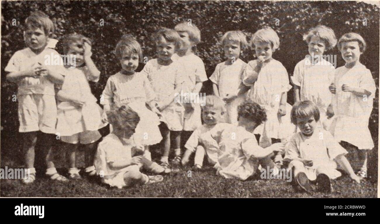 . Rivista dei dipendenti di Baltimora e Ohio . Loyalty Hall, dormitori ragazzi a Mooseheart, la casa e la scuola per i bambini dei membri defunti del fedele Ordine di Moose, Mooseheart, III. Baltimore e Ohio Magazine, gennaio, iq22 13. Alcuni dei capretti senza paterno a Mooseheart. Avete mai visto un gruppo più felice o più attraente? Che per tutto il bene che le nostre organizzazioni manifraterne sono accom-pliishing per l'America e gli Americani, questo uno dei nostri prende alto rango per il carattere del relativo servizio. Alcuni vengono con le loro madri a Mooseheart noi accettiamo bambini di ogni età; alcuni di loro sono giovani Foto Stock