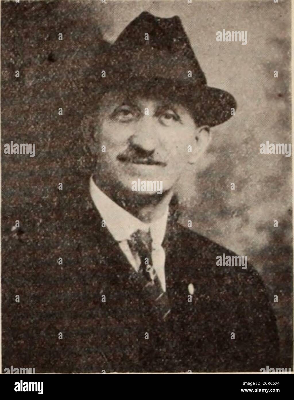 . La rivista dei dipendenti di Baltimora e Ohio, ks, di Mor-Gantown, W^st Virginia. È membro della Chiesa cristiana di Hazelwood, e tesoriere dell'Associazione dei Veterani della Divisione di Pittsburgh. Il sig. Bums è stato sposato l'8 giugno 1884, a Mary Catherine, figlia di Samueland Lavinia (Baker) Miller, di Hyndman. Sono stati i genitori di cinque bambini, di cui uno solo, S. J. Burns, Baltimoreand Ohio vige vigili del fuoco. Tutti i suoi amici si uniranno nel augurio MR Burns molti più hapyjybirthdays. Glenwood Round House Corresi^Aondent Mary A. Breen, stenografo di MasterMechanic- buon Natale! A iMigin Foto Stock