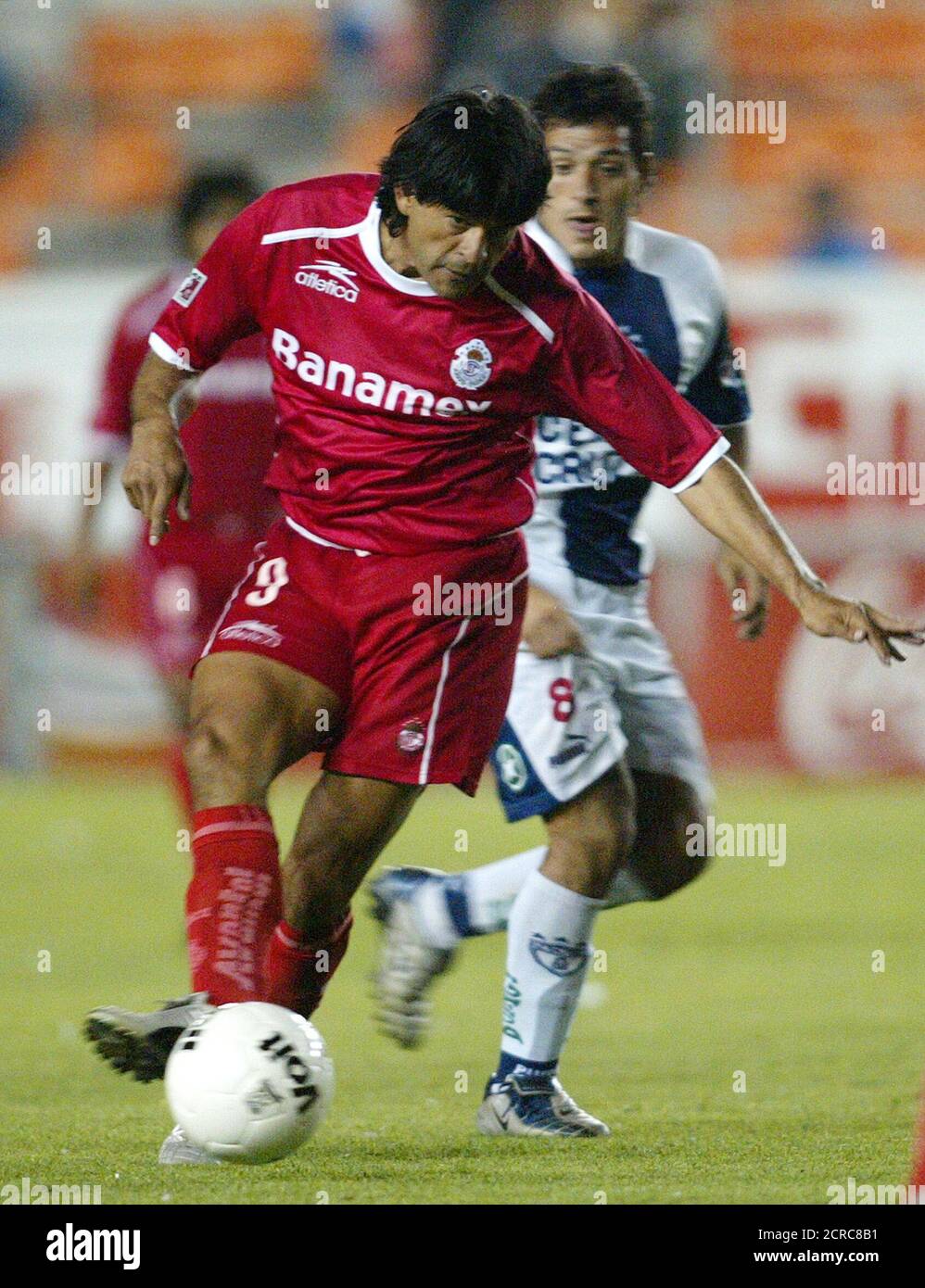 L'attaccante paraguaiano Jose Saturnino Cardozo (L) di Toluca calcia il  pallone dopo Diego Alejandro Rivero di Pachuca durante la seconda metà della  partita di calcio del campionato messicano allo stadio Hidalgo a