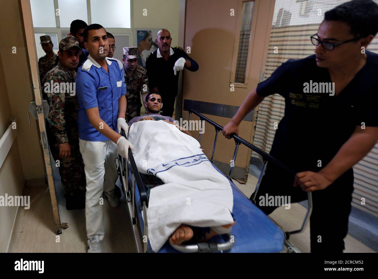 Un uomo palestinese ferito proveniente da Gaza arriva a ricevere un trattamento al Centro medico di al Hussein ad Amman, Giordania, il 18 maggio 2018. REUTERS/Muhammad Hamed Foto Stock