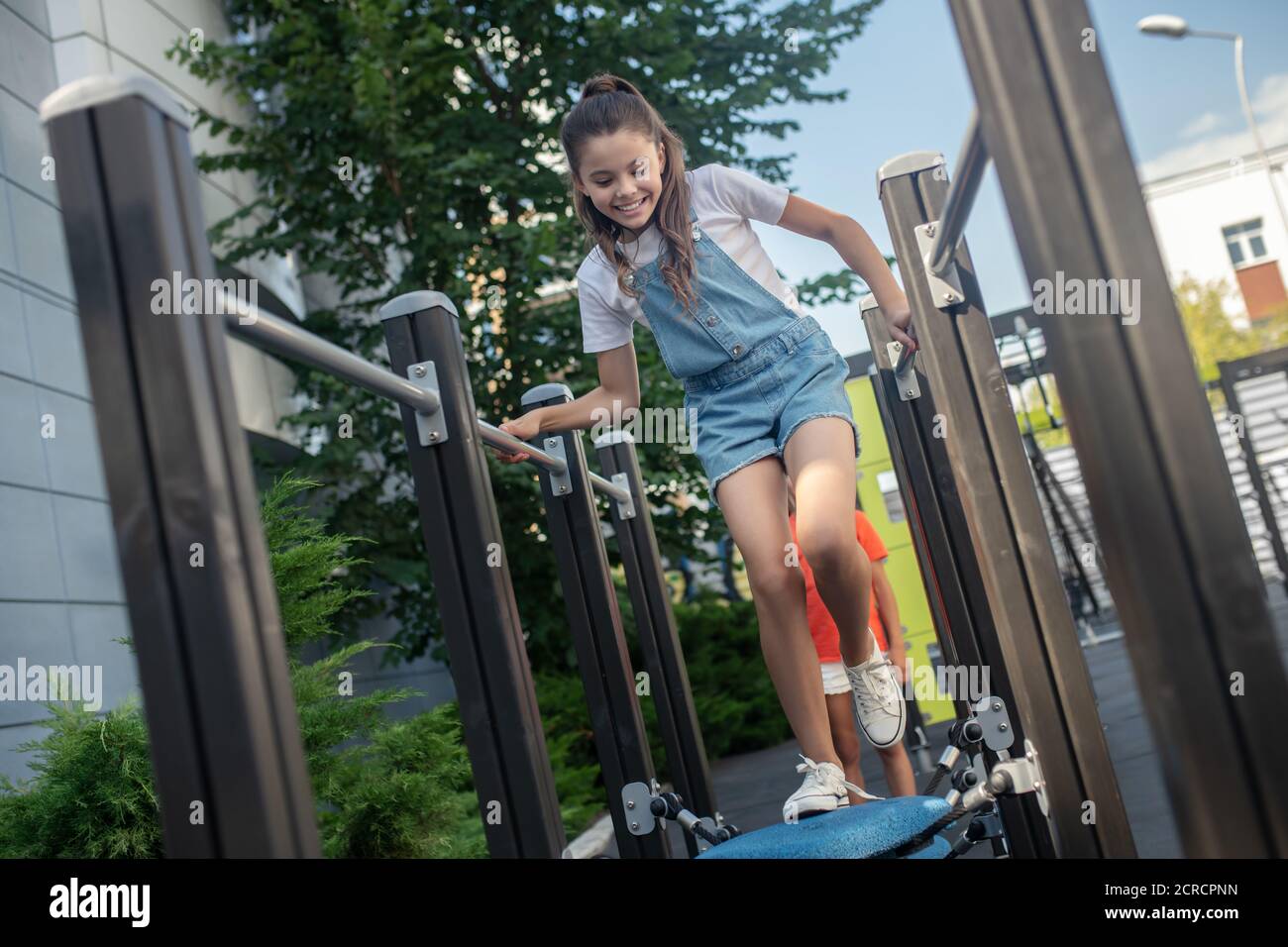 I bambini giocano insieme nella palestra della giungla e si sentono eccitati Foto Stock